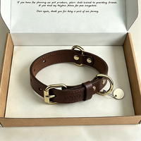 Großhandel: Vintage braunes Hundehalsband aus echtem Leder mit individuellem Logo, Messingbeschlägen, doppeltem D-Ring-Verschluss und leerem ID-Anhänger