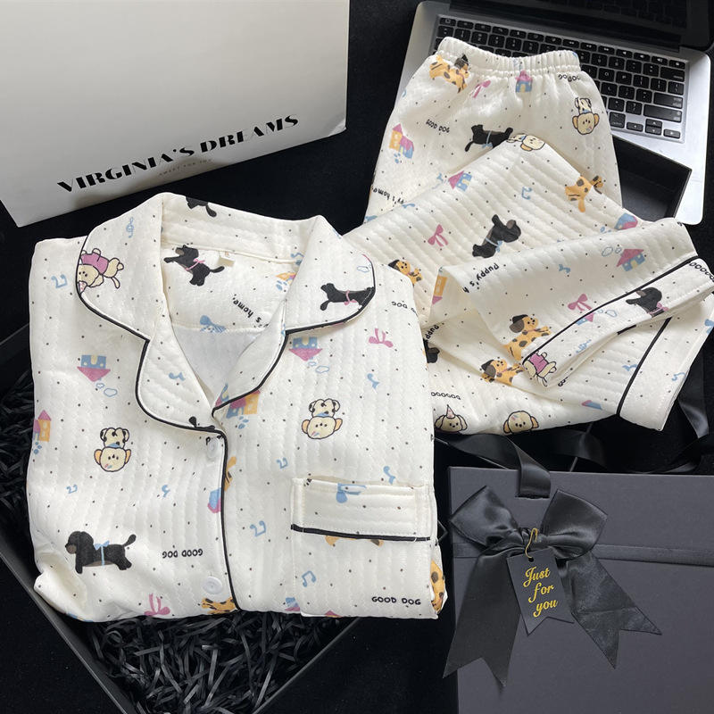 ลวดลายของลูกสุนัขสีขาวที่มีลายจุด