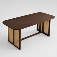 Table de salle à manger pour restaurant, café, hôtel, plateau en bois foncé avec base en panneaux tissés et support stable en barre transversale
