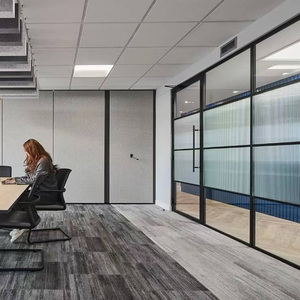 Système <span class=keywords><strong>de</strong></span> cloisonnement <span class=keywords><strong>de</strong></span> bureau <span class=keywords><strong>industriel</strong></span> moderne avec murs en verre multi-grilles – <span class=keywords><strong>Séparateur</strong></span> <span class=keywords><strong>de</strong></span> <span class=keywords><strong>pièce</strong></span> esthétique pour studio créatif et galerie d'art - Product Image 2