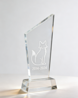 Trophée en acrylique sophistiqué UV |   Écologique |   Style emblème animalier |   Célébrations du 10e anniversaire : Étincelle d'histoires d'entreprise