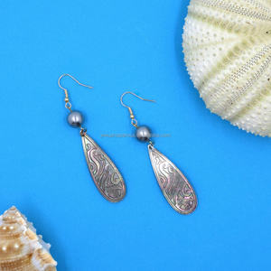 Venta al por mayor <span class=keywords><strong>de</strong></span> moda caliente <span class=keywords><strong>de</strong></span> las mujeres pendientes <span class=keywords><strong>de</strong></span> la forma <span class=keywords><strong>de</strong></span> flor <span class=keywords><strong>de</strong></span> la madre perla Natural Shell gota pendientes HawaiianJewelry estilo <span class=keywords><strong>de</strong></span> playa - Product Image 6