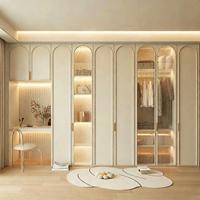 Système de rangement intelligent moderne pour dressing style crème française, avec coiffeuse intégrée, sur mesure pour toute la maison