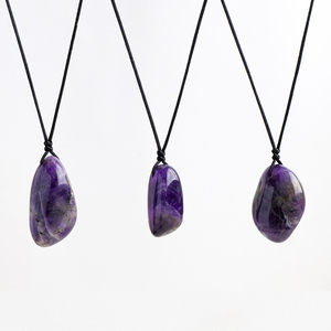 Venta al por mayor de fábrica: Colgante de piedra pulida de <span class=keywords><strong>amatista</strong></span> natural Dream Crystal para joyería, amuleto de la suerte para hombres <span class=keywords><strong>y</strong></span> mujeres - Product Image 4