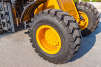Chargeuse-pelleteuse compacte 6000 kg 4x4 avec pelle de 0,25 m³ et chargeur de 1,2 m³ pour les chantiers de construction urbains