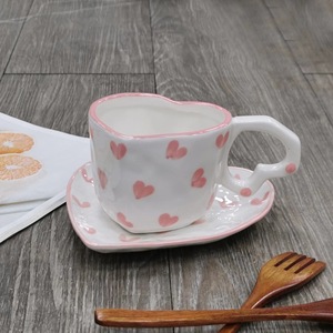 كوب قهوة سيراميك يدوي الصنع على شكل قلب وردي جميل مع صحن للشاي والقهوة - بيع بالجملة - Product Image 1