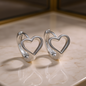 Orecchini a Cuore 'Loving Heart' in Argento 925 Placcato Oro Bianco, Gioielli Raffinati Unisex per Uso Quotidiano - Product Image 2