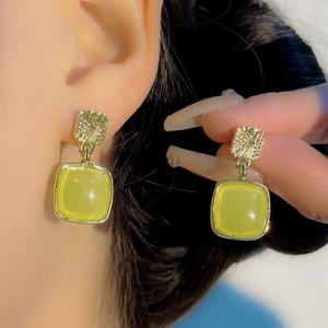 Pendientes de tuerca geométricos elegantes y sencillos de aleación de zinc chapados en oro cuadrados para mujer, con jade Hetian, novedad 2025 - Product Image 3
