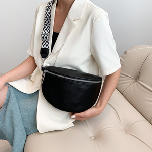 Sac banane pour femme avec large bandoulière, sac de poitrine tendance en cuir végétalien - Product Image 5