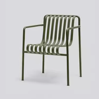 Ensemble de tables et de chaises de salle à manger en plein air pour restaurant moderne avec bois et cuir pour hôtels, cafés, écoles