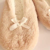 Chaussons d'intérieur en peluche douillets pour femmes avec nœud décoratif, doublure en sherpa, chauds et fermés à l'arrière, pour l'hiver