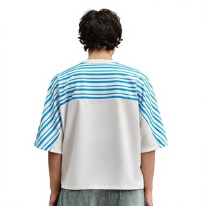 T-shirt tricoté surdimensionné pour homme à rayures et blocs de couleur, manches courtes, col rond, style décontracté, épaules tombantes, avec empiècements imprimés - Product Image 2