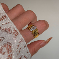 Bague en laiton sertie à main en zircone de taille marquise étincelante à large bande avec un design ovale dégradé pour un look à la mode.