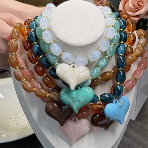 قلادة بوهيمية أنيقة من الفولاذ المقاوم للصدأ مع خرز راتنج ملون وقلادة على شكل قلب للنساء، مجوهرات يدوية الصنع - Product Image 1