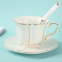 Ensemble de soucoupe et de tasse en céramique peinte à l'or rétro à fleurs élégantes européennes Luxe haut de gamme Ménage Style occidental Tasse à thé et à eau