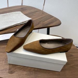 Zapatos de Tacón Bajo con Punta en Pico, Diseñados Exquisitamente, de Pelo de Caballo Genuino Negro, para Mujer: Un Toque de Lujo para Primavera y Otoño - Product Image 3