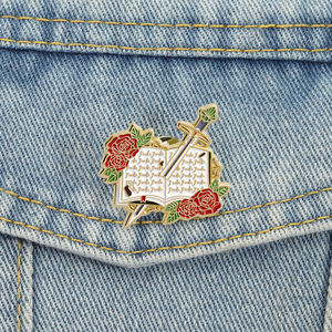 ローズ聖書剣エナメルピン中世文学レトロスタイルブローチラペルバッジジュエリー卸売 - Product Image 1