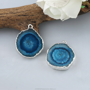 Encantos redondos a juego de cuarzo Solar azul galvanizado para hacer joyas de piedras preciosas hechas a mano al por mayor - Product Image 1