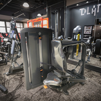 Machine à dips assis en acier pour salle de sport, idéale pour la musculation et l'entraînement de force, avec sélection de charge par broche
