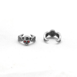 Yunnique – boucles d'oreilles à clipser, design tête de mort, ton argenté, yeux rouges, style punk, pour oreilles non percées, bijoux à la mode - Product Image 3