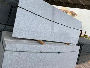 Granito Blanco S de Calidad Garantizada, Superficie Pulida, Diseño Moderno, Losa Grande, Piedra Duradera para Encimeras y Pisos - Product Image 5