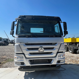 Camión Tractor Logístico Usado Sinotruk Euro2 Diésel 6X4 con Volante a la Izquierda, HOWO de 10 Ruedas, Capacidad de Carga de 21-30T, 371hp, Cámara Trasera de 360° - Product Image 1