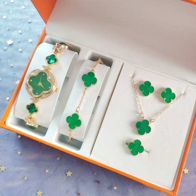 Women's Retro Luxe Fashion Four-Leaf Clover Quartz Watch with Simple Dial Alloy Bracelet and Folding Clasp with Safety Day/Date