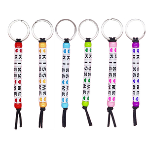 Llavero con letras acrílicas KISS ME, logotipo de letra inicial personalizado, llavero con cuentas, regalo, joyería promocional barata - Product Image 1