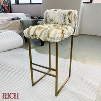 Tabouret de bar moderne avec siège en fourrure véritable moelleuse, structure en métal doré, chaise de comptoir pour salon, salle à manger, hôtel, restaurant