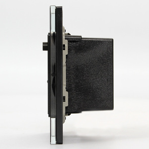 مقبس عالمي ثلاثي الأطراف من الزجاج المقوى / منفذان للشحن USB مع زر تشغيل/إيقاف - Product Image 4