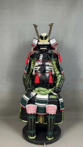 ชุดเกราะซามูไรหนังแท้ยุคกลาง สีแดง-ดำ สำหรับผู้ใหญ่ ทั้งชายและหญิง ชุดคอสตูมสำหรับทีวี ภาพยนตร์ ฮาโลวีน สีน้ำตาล พร้อมสายสะพายไหล่ ของขวัญ - Product Image 2