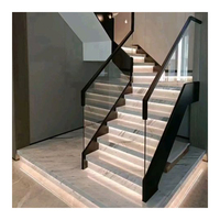 Escalier moderne à double plaque d'acier avec poutre en bois courbée et garde-corps en verre, escalier intérieur pour villa