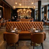 Maßgefertigte Getuftete PU-Leder Restaurant-Bankett-Sofa-Sitzgruppe Drehstuhl Marmortisch Fine Dining Hotel-Möbel Lieferant