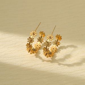 Pendientes de Acero Inoxidable de Alta Gama para Mujer, Estilo Europeo y Americano, Diseño Moderno en Forma de C con Flor y Diamantes, Lujo Ligero, 18K, para Aniversario o Fiesta - Product Image 3