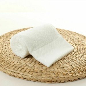 Asciugamano da Bagno di Lusso Palais Royale Personalizzato 70x140cm Bianco 100% Cotone ad Asciugatura Rapida Lavorato a Maglia Alta Qualità Fornitore Premium per Hotel - Product Image 4