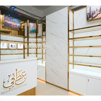 Comptoirs de présentation et vitrines murales pour parfumerie avec logo personnalisé, design élégant pour cosmétiques et parfums, design intérieur unique pour boutique de parfums