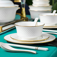 Bone China Geschirr- und Tellerset Jingdezhen Keramik Mikrowellengeeignet Goldverzierung Handbemaltes Design Nationaler Trendstil Geschenkset