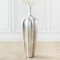 Décoration d'intérieur moderne de luxe avec finition dorée, décoration de mariage, centre de table, vase à fleurs sur pied