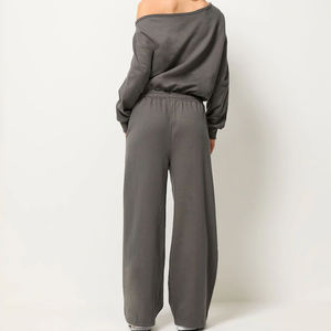 Conjunto de 2 piezas personalizado con hombros descubiertos, pantalones de chándal acampanados de pierna ancha y sudadera larga recta, de felpa de algodón para mujer - Product Image 2