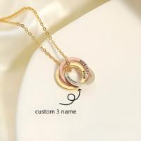 Collier avec pendentif personnalisé à trois anneaux imbriqués avec message et lettre gravée Collier rond en acier inoxydable poli miroir