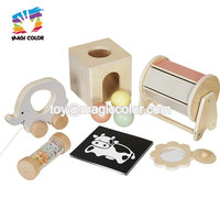 Seau d'activités 3-en-1 en bois sur le thème de l'océan avec trieur de formes, baleine à tirer et anneaux à empiler – Ensemble de jeu éducatif W12L021