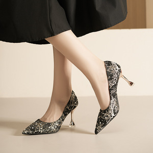 Escarpins à bout pointu 8599B à talon moyen, en tissu pailleté et strass, style coréen, à enfiler, tendance mode, chaussures pour femmes - Product Image 1