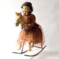 Maison hantée Chambre secrète Bar Halloween Debout Électrique Mécanique Prop Animé Rougeoyant Décoration Props Balançant Cheval Fille