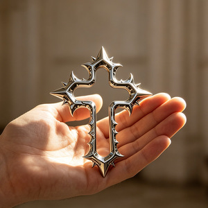 Chaveiro de Metal Gótico com Cruz de Espinhos, Clipe Mosquetão, Crucifixo Cristão Religioso, Clipe de Cinto EDC, Argola para Chaves - Product Image 1