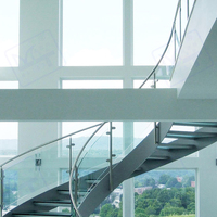 Escaliers en spirale préfabriqués modernes en acier inoxydable avec marches en bois massif et garde-corps en verre, durables et sûrs pour les appartements et les espaces extérieurs