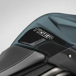 สติ๊กเกอร์กันรอยถังน้ำมันสำหรับรถมอเตอร์ไซค์ <span class=keywords><strong>Triumph</strong></span> TIGER <span class=keywords><strong>800</strong></span> XR XRX XRT XCX XCA <span class=keywords><strong>XC</strong></span> ปี 2015-2020 แผ่นรองกันลื่นบริเวณข้อเข่า - Product Image 2