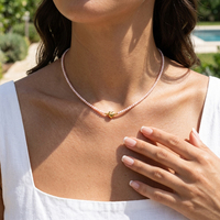 Collier classique français minimaliste en perles d'eau douce brillantes avec un délicat pendentif en métal en forme de cœur et d'étoile de mer pour mariage