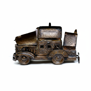 Caja de metal antigua única en forma de camión, con compartimentos de almacenamiento con bisagras; probablemente un paandaan novedoso. - Product Image 1