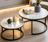 Ensemble de tables basses gigognes en pierre frittée, aspect marbre rond, structure en fer, mobilier de salon moderne et minimaliste