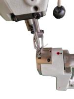 Machine à coudre industrielle pour la fabrication de bagages, modèle 8968, avec hauteur de tête réglable et espacement des points réglable.